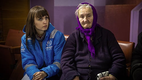 73-åriga Liudmyla Rumin tvingades på flykt efter att hennes hem förstördes i en missilattack i februari 2025.