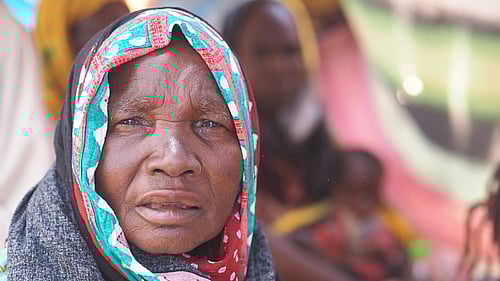 Bizima är på flykt från sitt hem i Sudan. Nu bor hon tillsammans med sin familj i ett provisoriskt skydd i gränsstaden Adré, efter att ha flytt till Tchad på grund av våld och hunger.