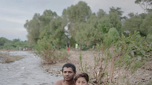 Ett par, en man och en kvinna, håller om varandra.