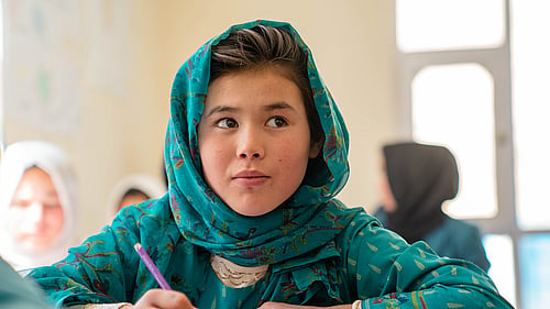 En afghansk flicka i skolbänken