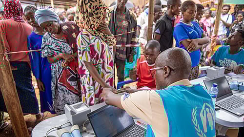 UNHCR-personal registrerar människor som lämnat Demokratiska Republiken Kongo och anlänt till Burundi.