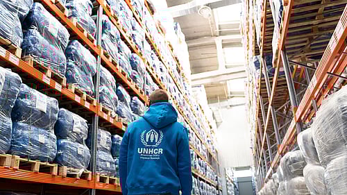 UNHCR-arbetare på ett av de stora lagren i Ukraina.