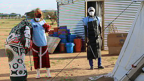 Desinfektion (rengör med specialmedel för att döda bakterier) för att stoppa kolera från att sprida sig vidare i området.