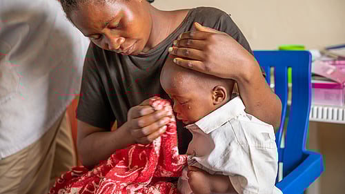 Chancelline, som har tvingats på flykt från Kongo, får hjälp för sin lilla son på UNHCR:s vårdcentral i Musenyi, Burundi. Pojken fick feber kort efter att familjen anlänt till flyktingområdet i mars 2025. Musenyi har tagit emot många människor som först kom till gränsen vid Rugombo.