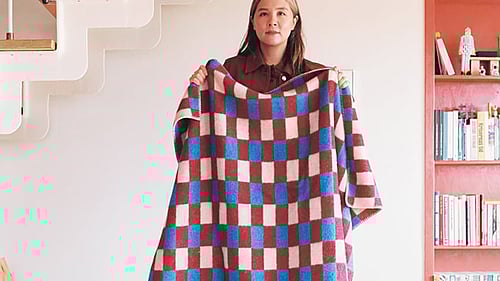 Evelina Kroon håller i en filt.