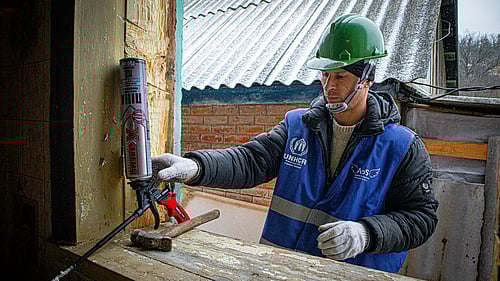 UNHCR och våra lokala partner reparerar och värmeisolerar hem i Ukraina som förstörts i kriget.