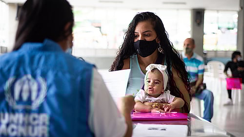 En mamma och hennes dotter är på flykt från Venezuela. I Medellin i Colombia får de skydd och kontantstöd av UNHCR.