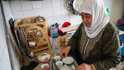 En kvinna i Syrien, hon är i köket och ordnar mat