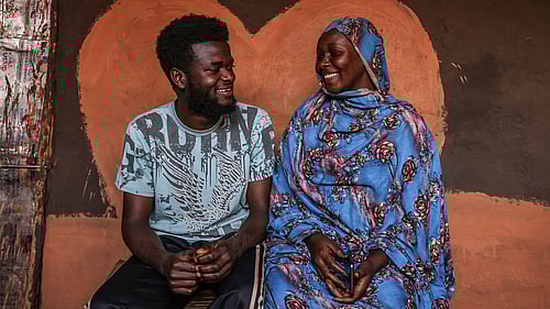 Det sudanesiska paret Mussa, 25, och Jamila, 22, sitter i sitt boende i Sherkole-lägret i nordvästra Etiopien. Det nygifta paret flydde konflikten i Sudan i maj 2023.