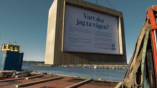 En betongklump med UNHCR-budskap