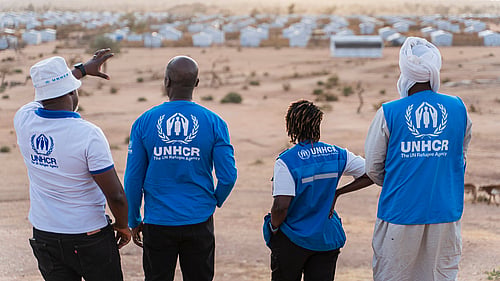UNHCR-medarbetare blickar ut över ett tältläger