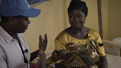 Violet, 17 år, har precis fött bran på ett sjukhus i Tanzania. Tack vare solcellsprojektet fick hon vård före, under och efter förlossningen. 
