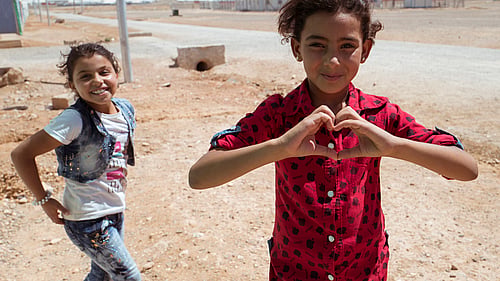 Två flickor är på flykt från Syrien.