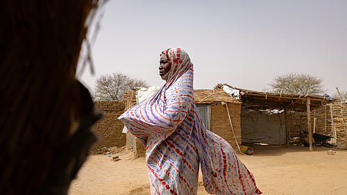 En mamma och hennes barn i Sudan.