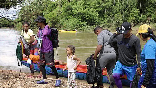 Familjer på flykt genom djungelområdet som kallas Darien-gapet. Hundratusentals människor på flykt tar sig igenom det livsfarliga området varje år, många av dem är från Venezuela.