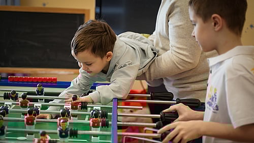 Ruslan tar hand om sex fosterbarn – Vladyslav, Oleksandr och Danylo (18 år), Maksym (15 år), Vladyslav (14 år) och Mykyta (10 år) – samt barnbarnen Ivan (9 år) och Kyrylo (3 år).