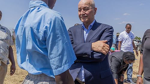 Barham Salih, FN:s flyktingkommissarie, lyssnar på en man i Kenya.