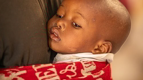 En flyktingpojke från DR Kongo har fått feber. Hans mamma Chancelline får hjälp från UNHCR så att sonen kan få vård. De flydde från sitt hem i östra DR Kongo i mars 2025.