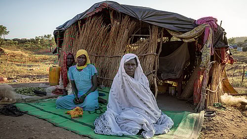Två kvinnor på flykt från kriget i Sudan. 1000 dagar av krig.