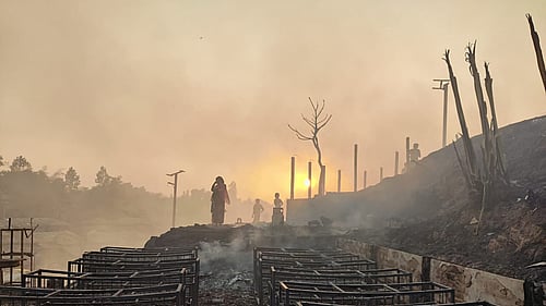 Eldsvådor är alltid en risk i flyktinglägren i Cox's Bazar i Bangladesh. En brand som svepte genom lägret 2023 förstörde över 3 000 boenden, sjukhus och skolor och gjorde omkring 16 000 flyktingar hemlösa.