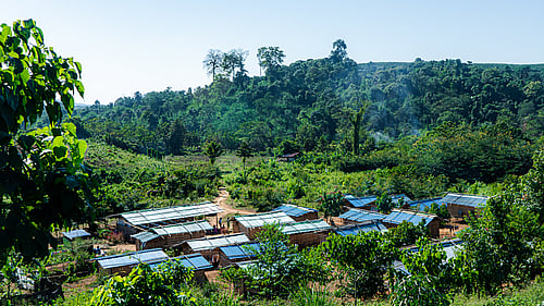 Över 1,4 miljoner människor lever just nu på flykt eller är i behov av stöd inne i Myanmar. De flesta familjer har flytt med få eller inga tillhörigheter. Med stöd från lokala partner bygger UNHCR nödbostäder för att ge människor på flykt en trygg plats att bo på.