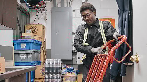 En man förbereder livsmedel för att leverera.