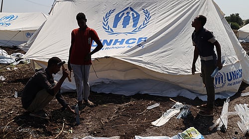 Volontärer hjälper till att sätta upp UNHCR:s tält i Gedaref-regionen i Sudan, som tagit emot över en miljon internflyktingar sedan 2023. 