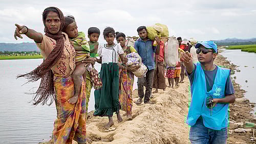 Rohingyafolket flyr från Myanmar till Bangladesh.