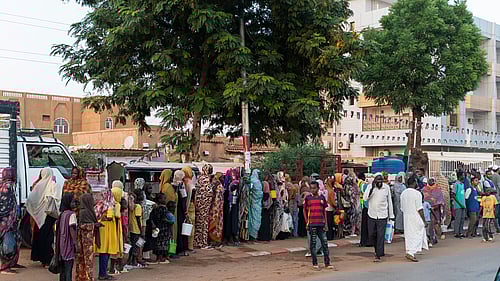 En lång matkö i en av Sudans största städer.