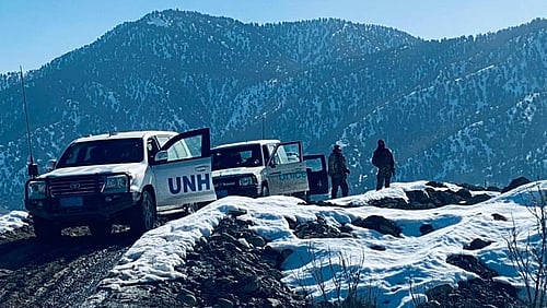 Bilar med nödhjälp tar sig fram i bergen.