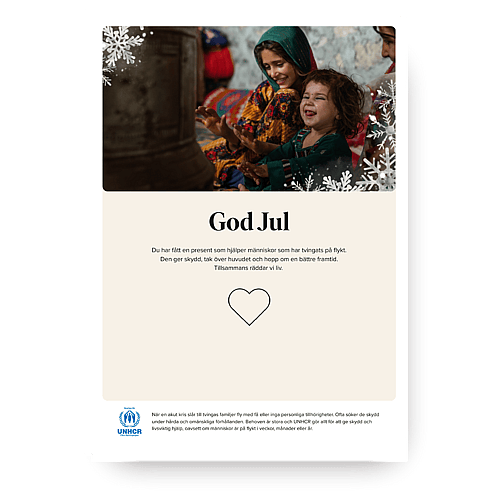Tre barn står i dörren av sitt hem.