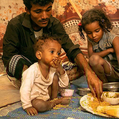 En familj i Jemen äter en måltid.
