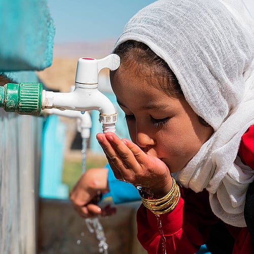 En borrad brunn kan ge friskt vatten till en hel by med 300 människor.
