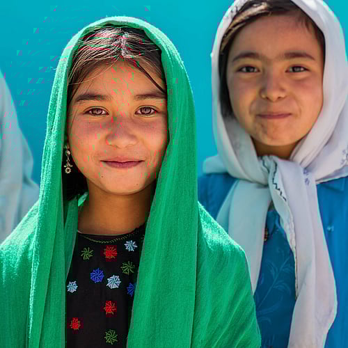 Tre flickor från Afghanistan får hjälp av UNHCR att gå i skolan. Köp gåvobevis Skolpaket och ge barn på flykt en chans i livet.