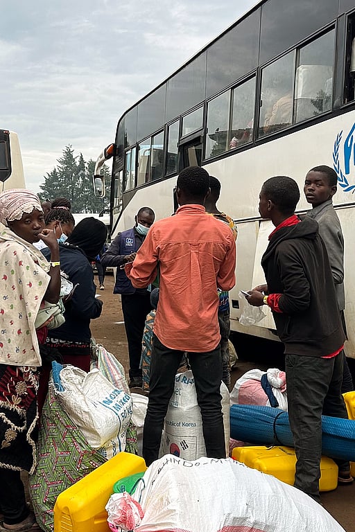 Människor tas emot av UNHCR när de kommit till ett mottagningscenter.