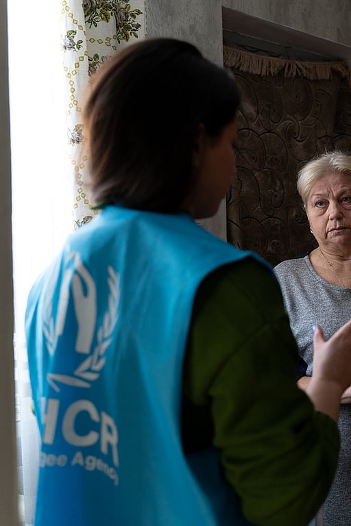 En ukrainsk kvinna pratar med UNHCR-personal