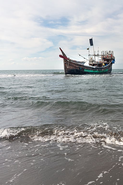 En båt som transporterade Rohingya-flyktingar över Andamansjön 2023 ligger fortfarande för ankar utanför kusten  i Aceh, Indonesien 2023.