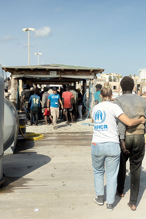 UNHCR:s personal tar hand om en man som tagit sig över Medelhavet.