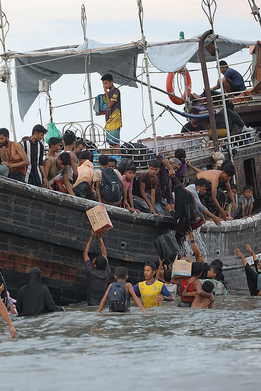 Flyktingar anländer med båt till Indonesien.