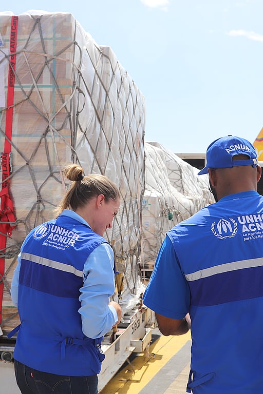 UNHCR-medarbetare tar emot nödhjälp