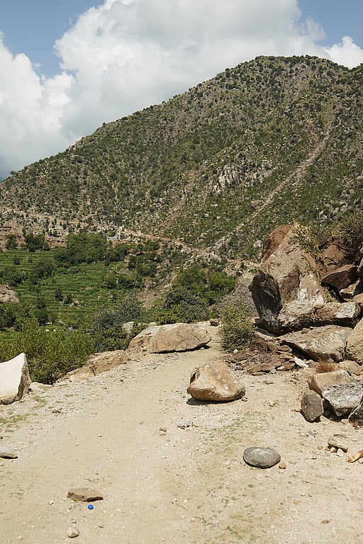 Foto på en bergsväg som rasat i Afghanistan.