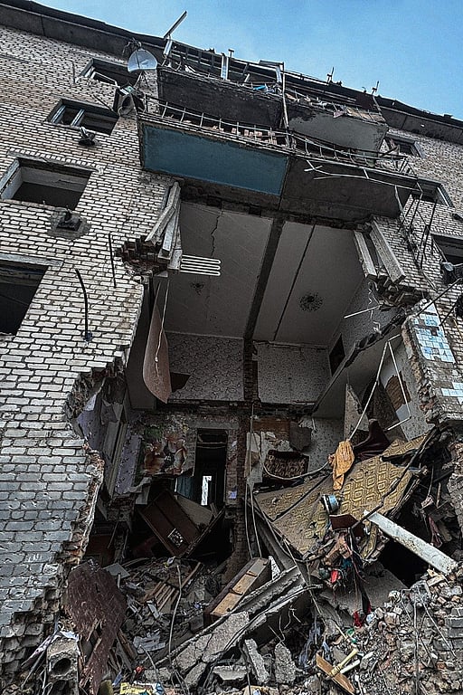 Ett förstört lägenhetshus i Ukraina.