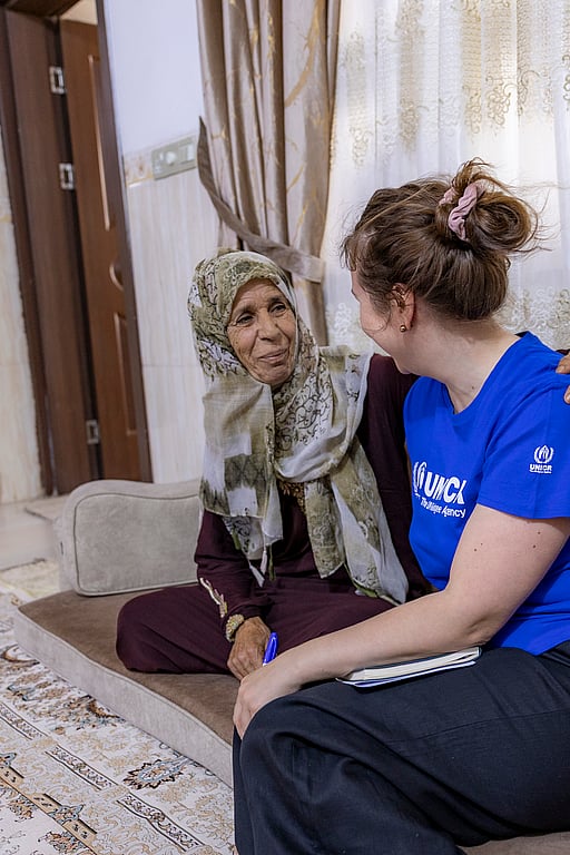 UNHCR-medarbetare besöker familjer på flykt