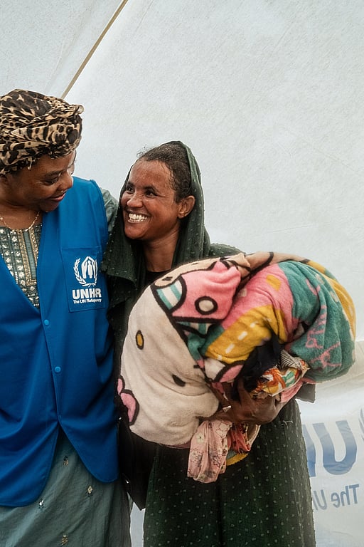 UNHCR:s fältarbetare håller om en kvinna på flykt.