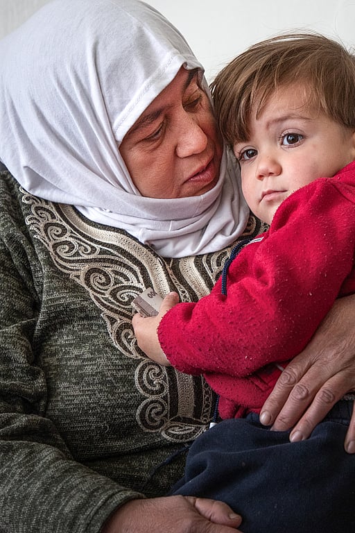 Mormor och barnbarn i Syrien