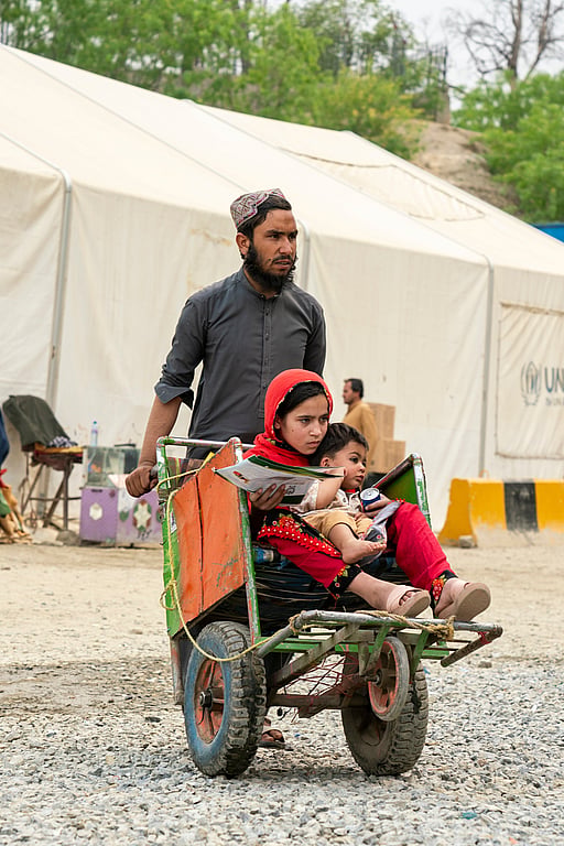 Hadigul skjutsar sin två yngre systrar, Sabria och Freshta, efter att återvänt från Pakistan till Afghanistan. Trots alla prövningar de utstått håller familjen ihop i resan framåt. Foto: Oxygen Empire Media Production