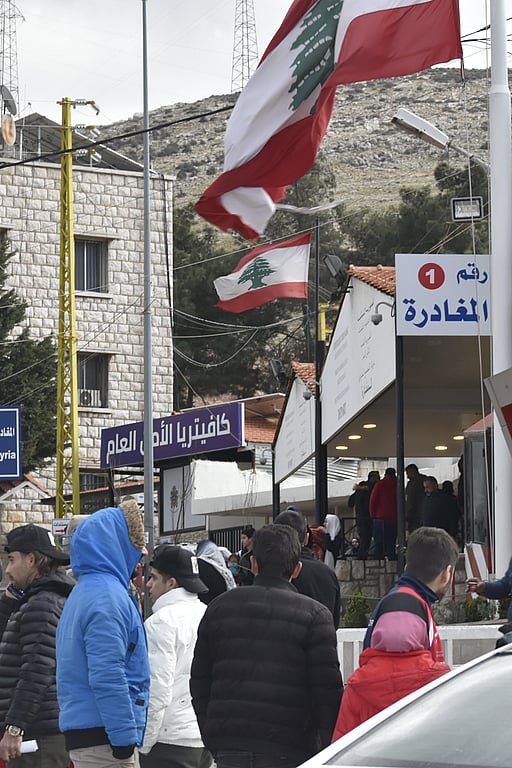 Familjer flyr eskalerande strider i Libanon, och söker skydd i Syrien. Här tar sig människor över gränsövergången.