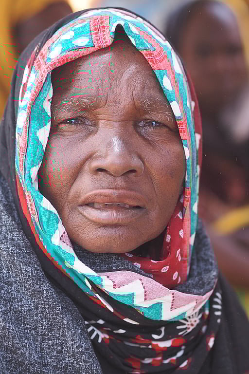 En kvinna från Sudan tittar in i kameran.