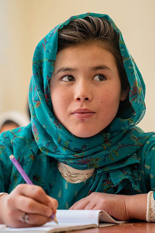 En afghansk flicka i skolbänken.