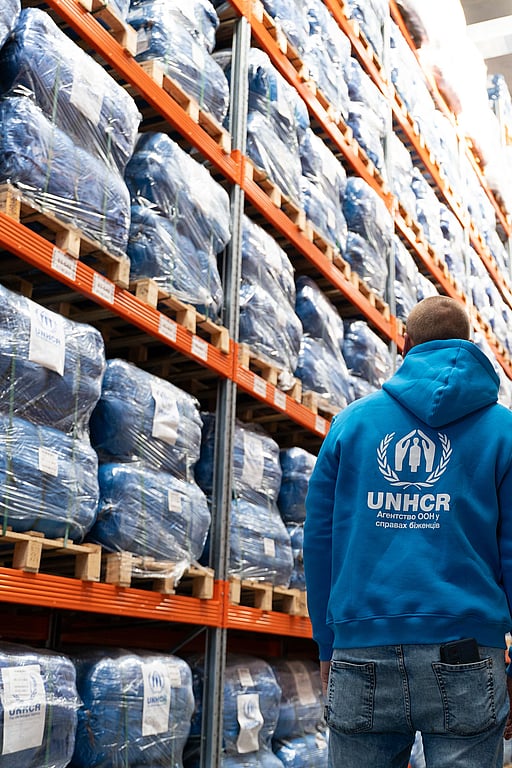 UNHCR-arbetare på ett av de stora lagren i Ukraina.